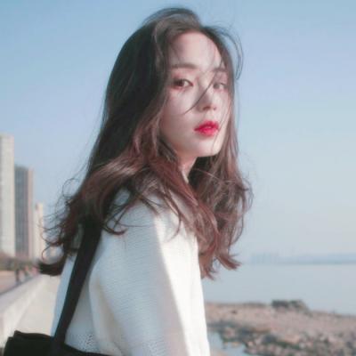 С���µ���ɫϵŮ��΢��ͷ��  ��ɫ�������Ů