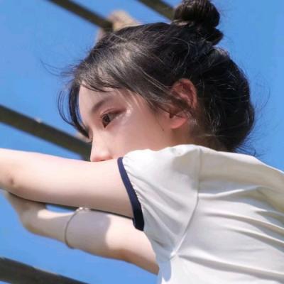 С���µ���ɫϵŮ��΢��ͷ��  ��ɫ�������Ů