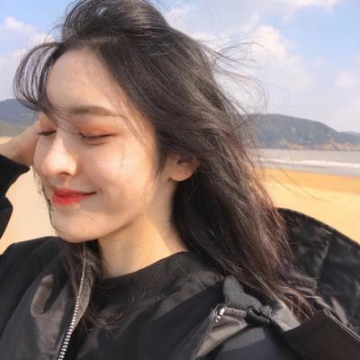 С���µ���ɫϵŮ��΢��ͷ��  ��ɫ�������Ů