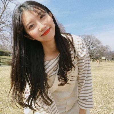 С���µ���ɫϵŮ��΢��ͷ��  ��ɫ�������Ů