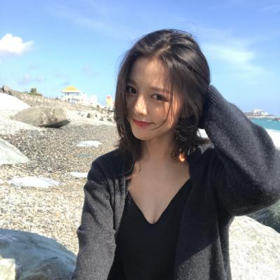 С���µ���ɫϵŮ��΢��ͷ��  ��ɫ�������Ů