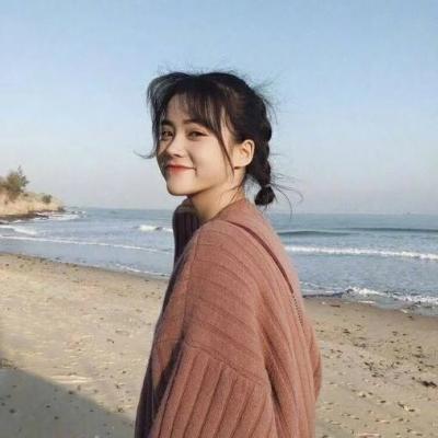 С���µ���ɫϵŮ��΢��ͷ��  ��ɫ�������Ů