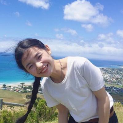 С���µ���ɫϵŮ��΢��ͷ��  ��ɫ�������Ů