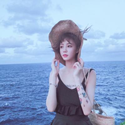 С���µ���ɫϵŮ��΢��ͷ��  ��ɫ�������Ů