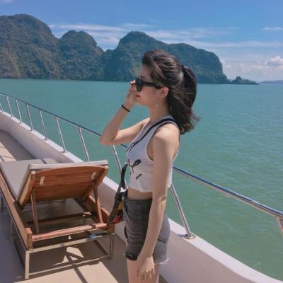 С���µ���ɫϵŮ��΢��ͷ��  ��ɫ�������Ů