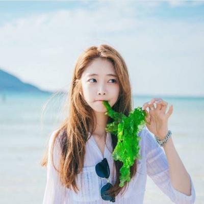 С���µ���ɫϵŮ��΢��ͷ��  ��ɫ�������Ů