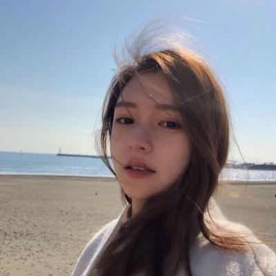 С���µ���ɫϵŮ��΢��ͷ��  ��ɫ�������Ů