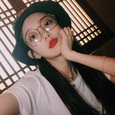 ʱ���з��Ĵ��۾�Ů��ͷ�� ֻ����һ��ƫִ��