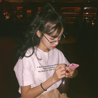 ʱ���з��Ĵ��۾�Ů��ͷ�� ֻ����һ��ƫִ��