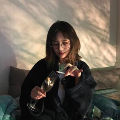 ʱ���з��Ĵ��۾�Ů��ͷ�� ֻ����һ��ƫִ��