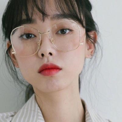 ʱ���з��Ĵ��۾�Ů��ͷ�� ֻ����һ��ƫִ��