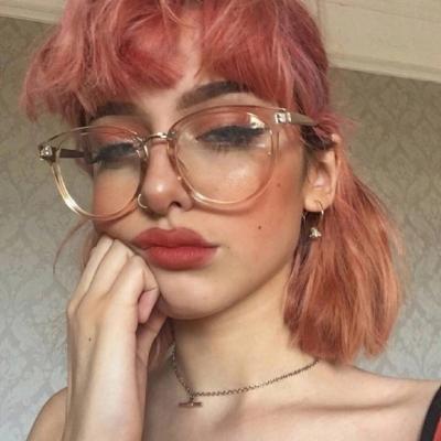 ʱ���з��Ĵ��۾�Ů��ͷ�� ֻ����һ��ƫִ��