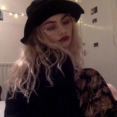 ʱ���з��Ĵ��۾�Ů��ͷ�� ֻ����һ��ƫִ��