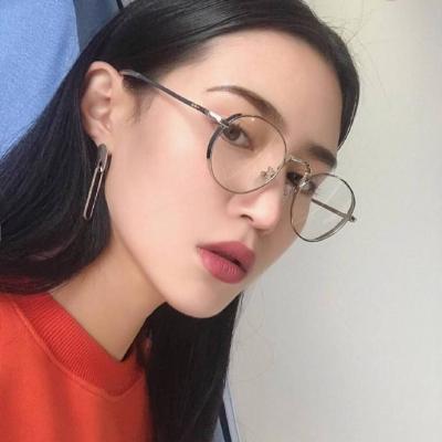 ʱ���з��Ĵ��۾�Ů��ͷ�� ֻ����һ��ƫִ��