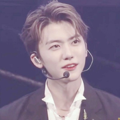 ����ͷ��.ͼԴdt��β����.��������һ��Ů��������ȥ����.