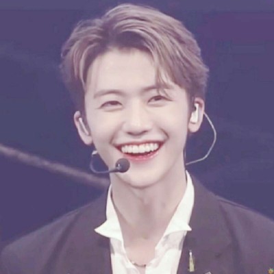 ����ͷ��.ͼԴdt��β����.��������һ��Ů��������ȥ����.