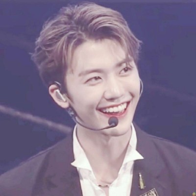 ����ͷ��.ͼԴdt��β����.��������һ��Ů��������ȥ����.