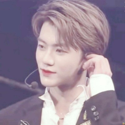 ����ͷ��.ͼԴdt��β����.��������һ��Ů��������ȥ����.