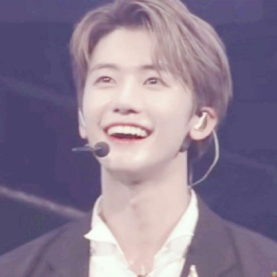 ����ͷ��.ͼԴdt��β����.��������һ��Ů��������ȥ����.