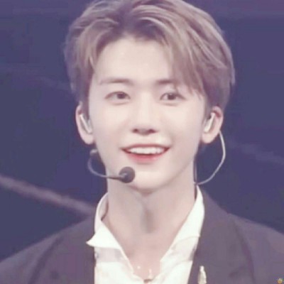 ����ͷ��.ͼԴdt��β����.��������һ��Ů��������ȥ����.