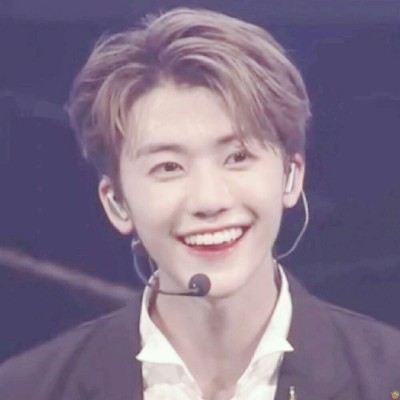 ����ͷ��.ͼԴdt��β����.��������һ��Ů��������ȥ����.