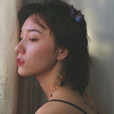 ���/Ůͷ   �������û죬����ұ������ ?