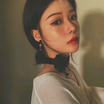 ���/Ůͷ   �������û죬����ұ������ ?