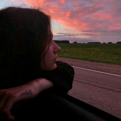 ���/Ůͷ   �������û죬����ұ������ ?