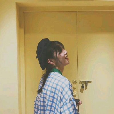 ���/Ůͷ   �������û죬����ұ������ ?