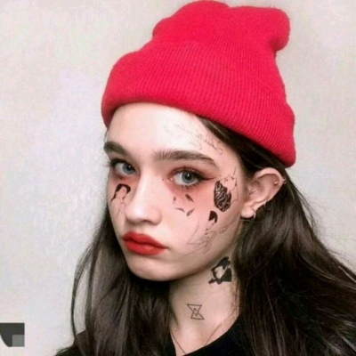 ���/Ůͷ   �������û죬����ұ������ ?