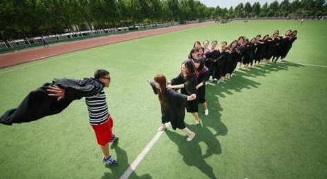 ���ھ���ı�ҵʫ��