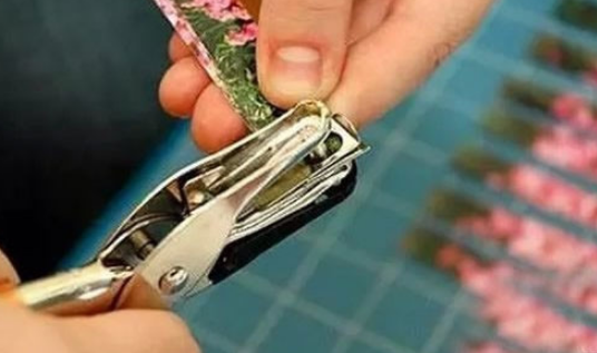 用卡纸制作南瓜灯笼的方法