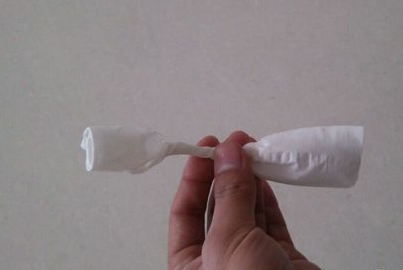 用餐巾纸折玫瑰花图解