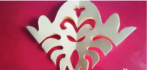 窗花的剪纸图案步骤