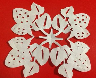 草莓窗花剪纸方法步骤图