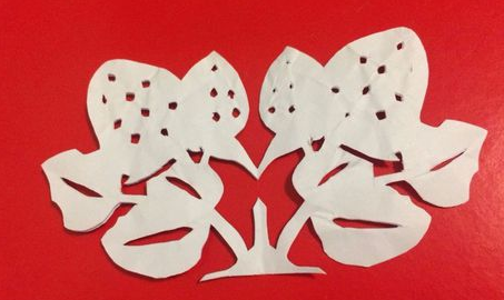 草莓窗花剪纸方法步骤图