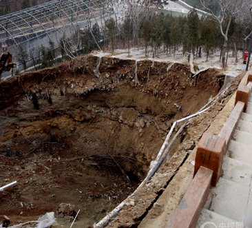 2015济南一山体坍塌现10米深坑(热点)