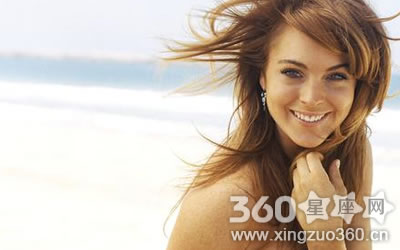 ��ͷ�к��Ƶ�Ů���������ƺ���