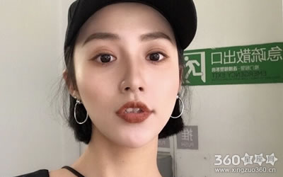 ��������Ů�Ѱѽ�Ǯ���ڿں��ϵ���Ф��