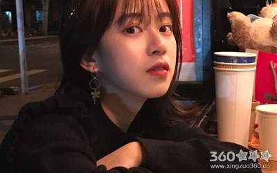 ��������Ů�Ѱѽ�Ǯ���ڿں��ϵ���Ф��