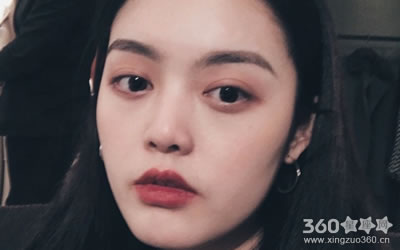 ��������Ů�Ѱѽ�Ǯ���ڿں��ϵ���Ф��