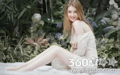 Ϊ�˳��Ż�����Сʱױ������Ů