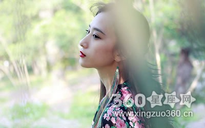 ���պ�ױ���ܴ������Ů