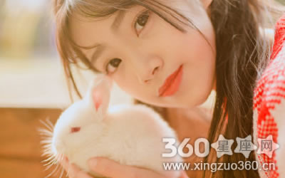 ��һ��˽�����Ի�ǰ�̵�����Ů