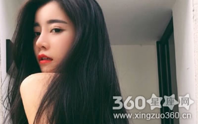 ��һ��˽�����Ի�ǰ�̵�����Ů