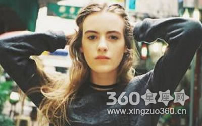 ����ױ�Ȼ�ױ�ÿ�������Ů