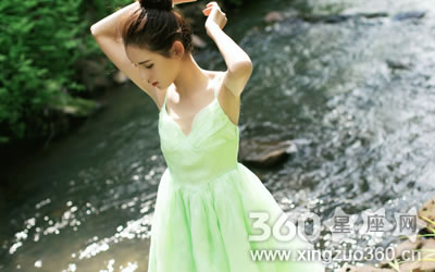 �Է����Ƕ�����Χ��������Ů��