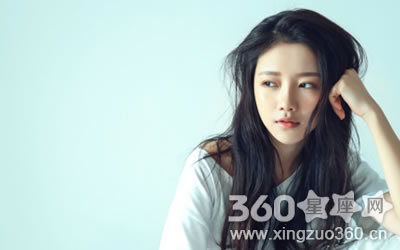 �Է����Ƕ�����Χ��������Ů��