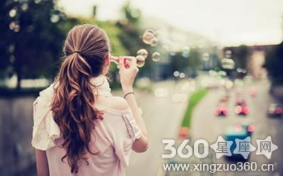 С�Ĵ�������Ƣ��һ����ŵ�����Ů