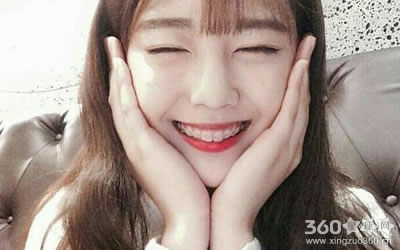 ϸ����Ů����ί��ʱ��Ӧ�䵭����Ф��